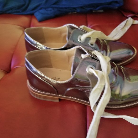 Beautiful silver mirror loafers with velvet ribbon strings size 7. 5 - Picture 6 of 7
